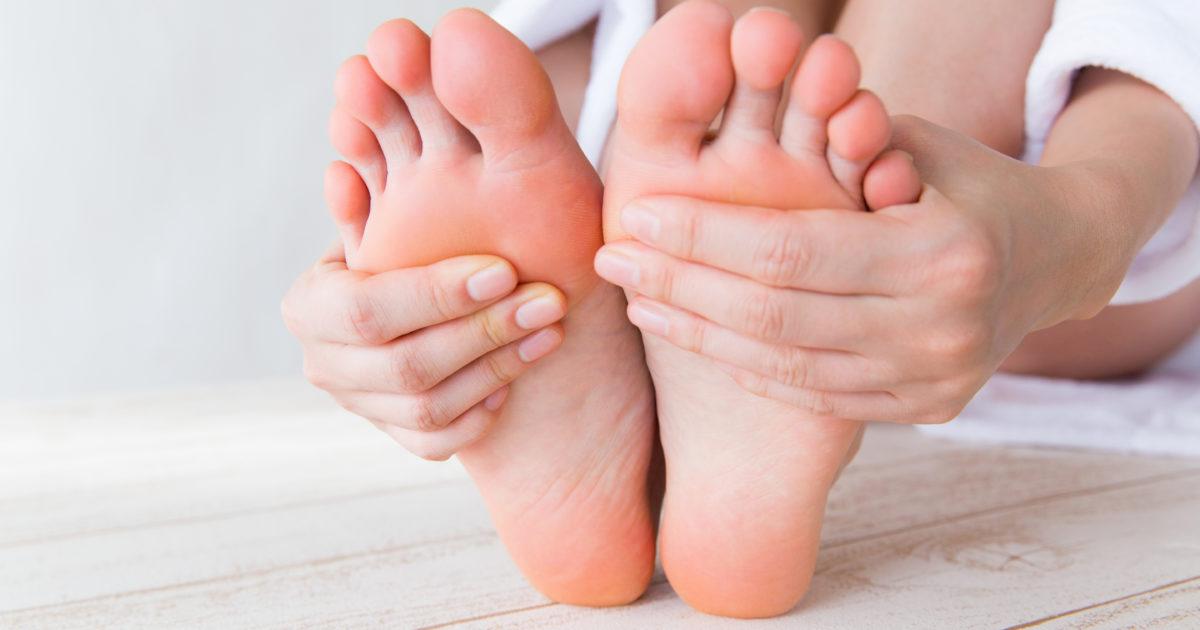 足のだるさはなぜ起こる?寝るときに悪化する原因