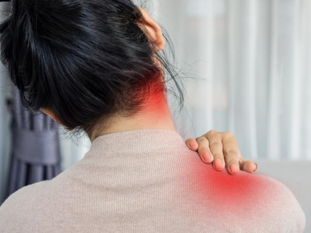 背中の上の痛みの特徴別に考えられる原因