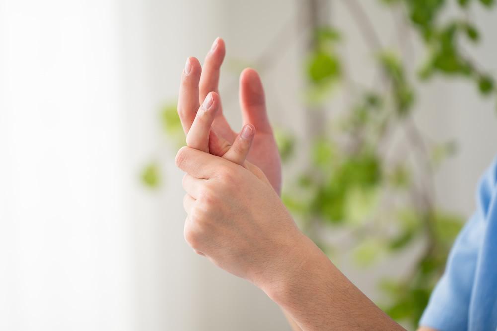 左手が痺れる原因とは?まず考えられる主な要因