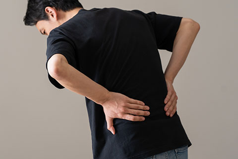 背中の痛みイメージ
